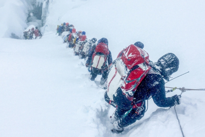 В палатке на Эвересте было по 10 человек: как спасают туристов, застрявших на вершине