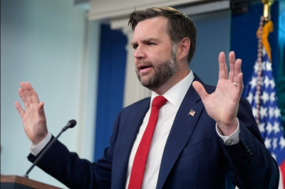 Пенный десант: вице-президент США Вэнс лично разливает крафт на линии огня