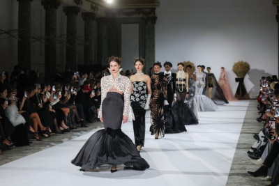 Российская высокая мода в Париже: Юлия Янина представила коллекцию весна-лето 2026